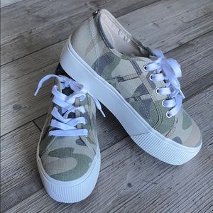 Steve Madden Emmi platform sneakers Camo size 6.5
